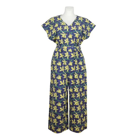 Upcycling summer overall for women with short sleeves. V neck, loose fit with belt at the waist, pants length above the ankle. Upcycled cotton fabric with yellow flowers pattern on dark blue background